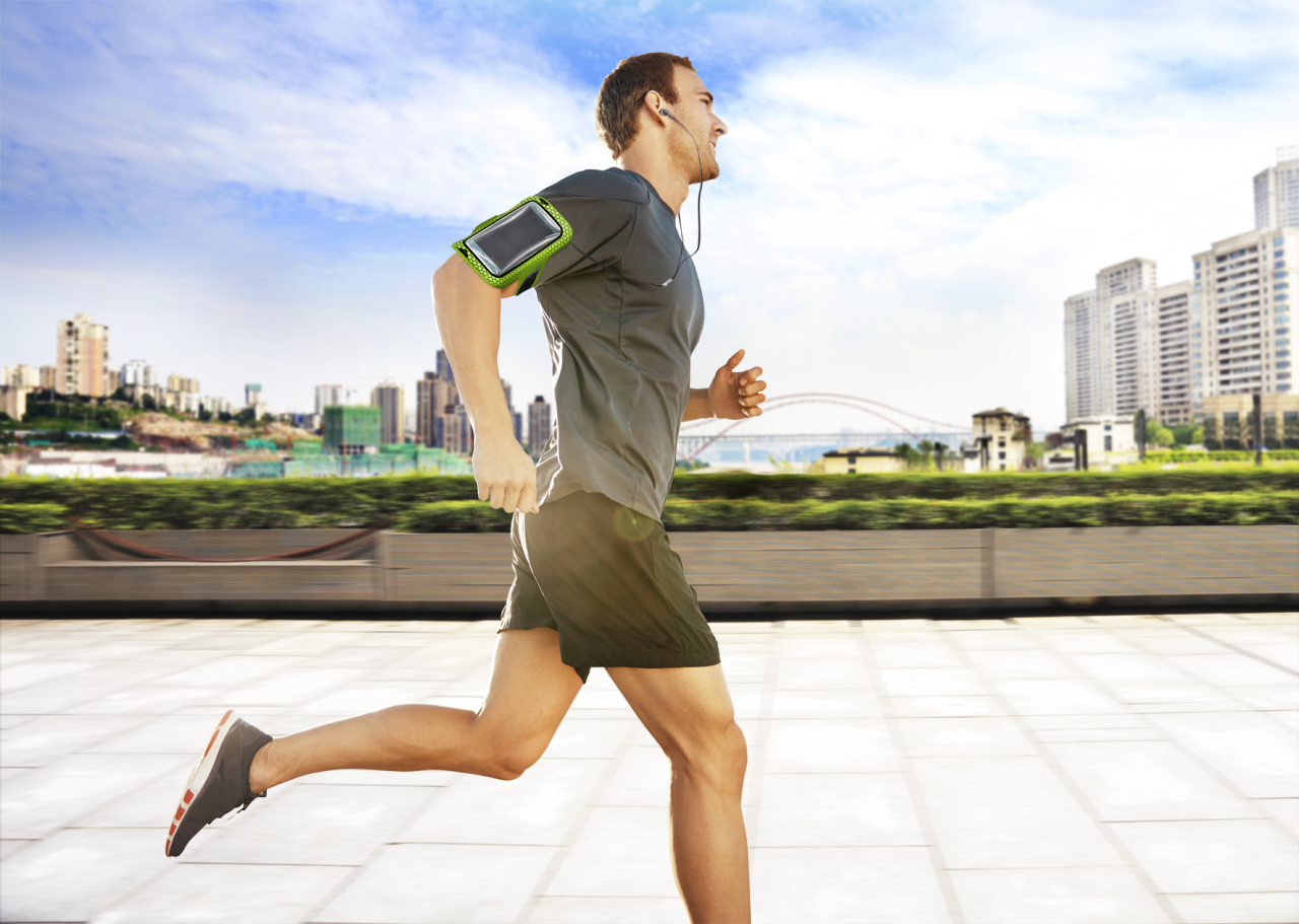 Sportovní neoprénové pouzdro CellularLine ARMBAND RUNNING, pro smartphony do velikosti 5,2", limetková