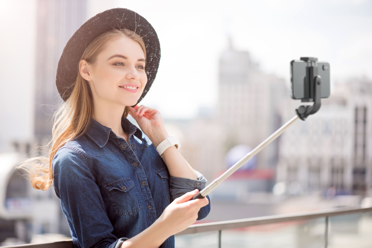 Bluetooth selfie tyč Cellularline Freedom s funkcí tripodu, černá