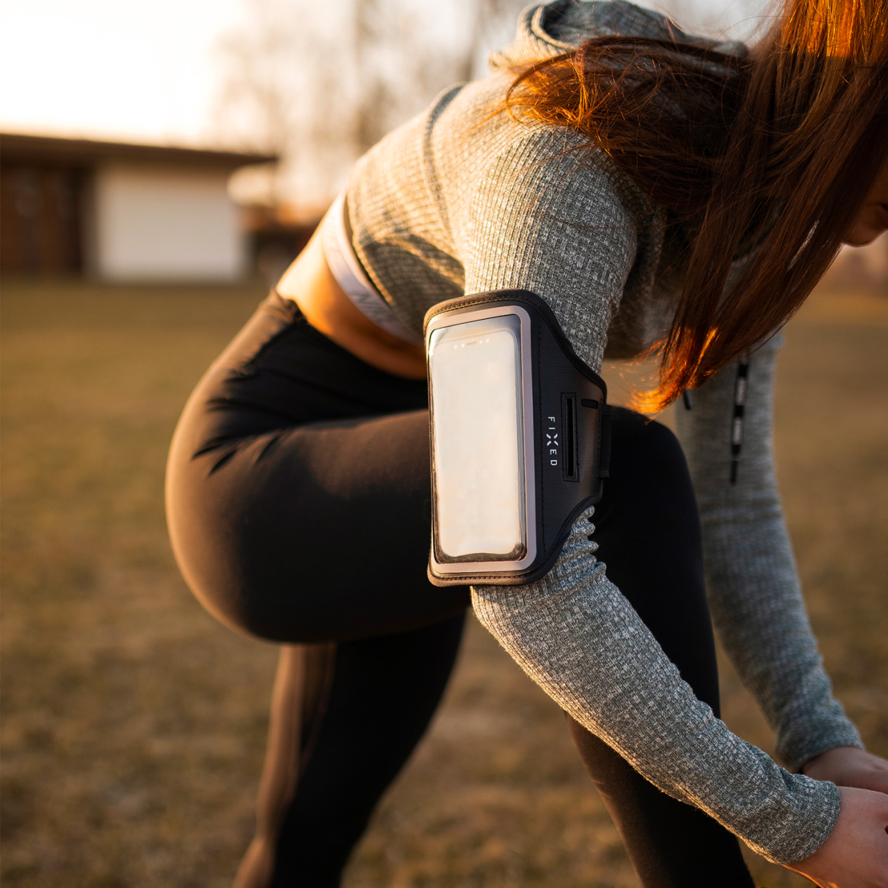 FIXED Sportovní pouzdro na ruku Armband, pro smartphony až 6.7", černý