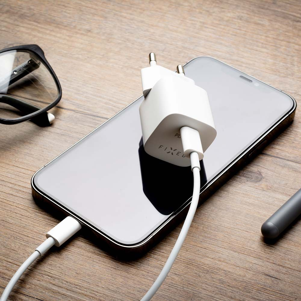 FIXED Set síťové nabíječky Mini s USB-C výstupem a USB-C/Lightning kabelu, podpora PD, 1 metr, MFI, 20W, bílý