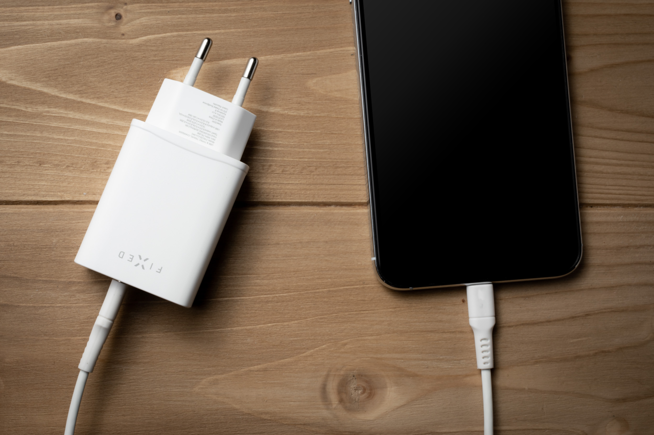 FIXED Síťová nabíječka s USB-C a USB výstupem, podpora PD, 30W, bílá