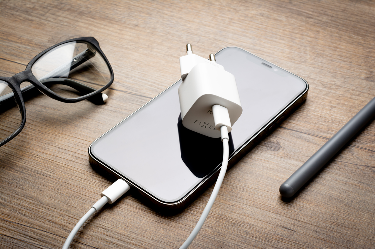 FIXED Set síťové nabíječky Mini s USB-C výstupem a USB-C/Lightning kabelu, podpora PD, 1.2 metr, MFI, 30W, bílý