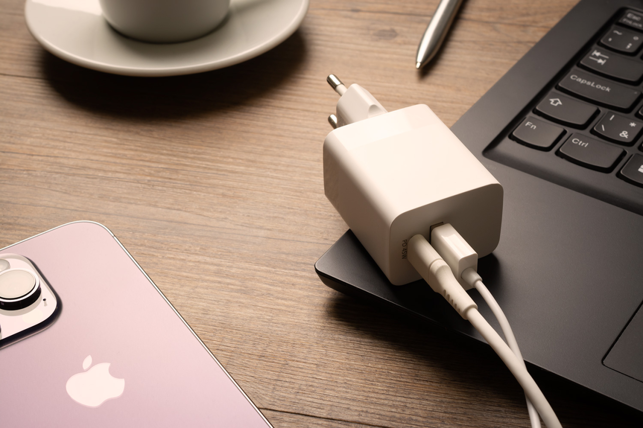 FIXED Síťová nabíječka Mini s USB-C a USB výstupem, podpora PD, 45W, bílá