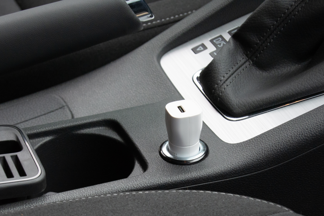 FIXED Set autonabíječky s USB-C výstupem a USB-C/USB-C kabelu, podpora PD, 1 metr, 18W, bílý