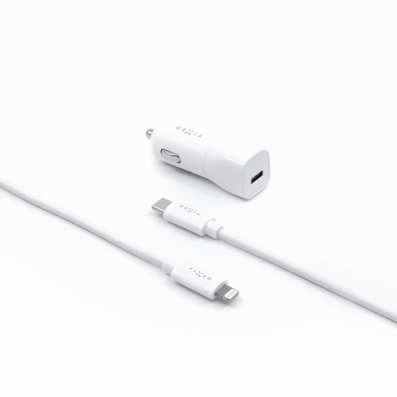 FIXED Set autonabíječky s USB-C výstupem a USB-C/Lightning kabelu, podpora PD, 1 metr, MFI, 18W, bílý