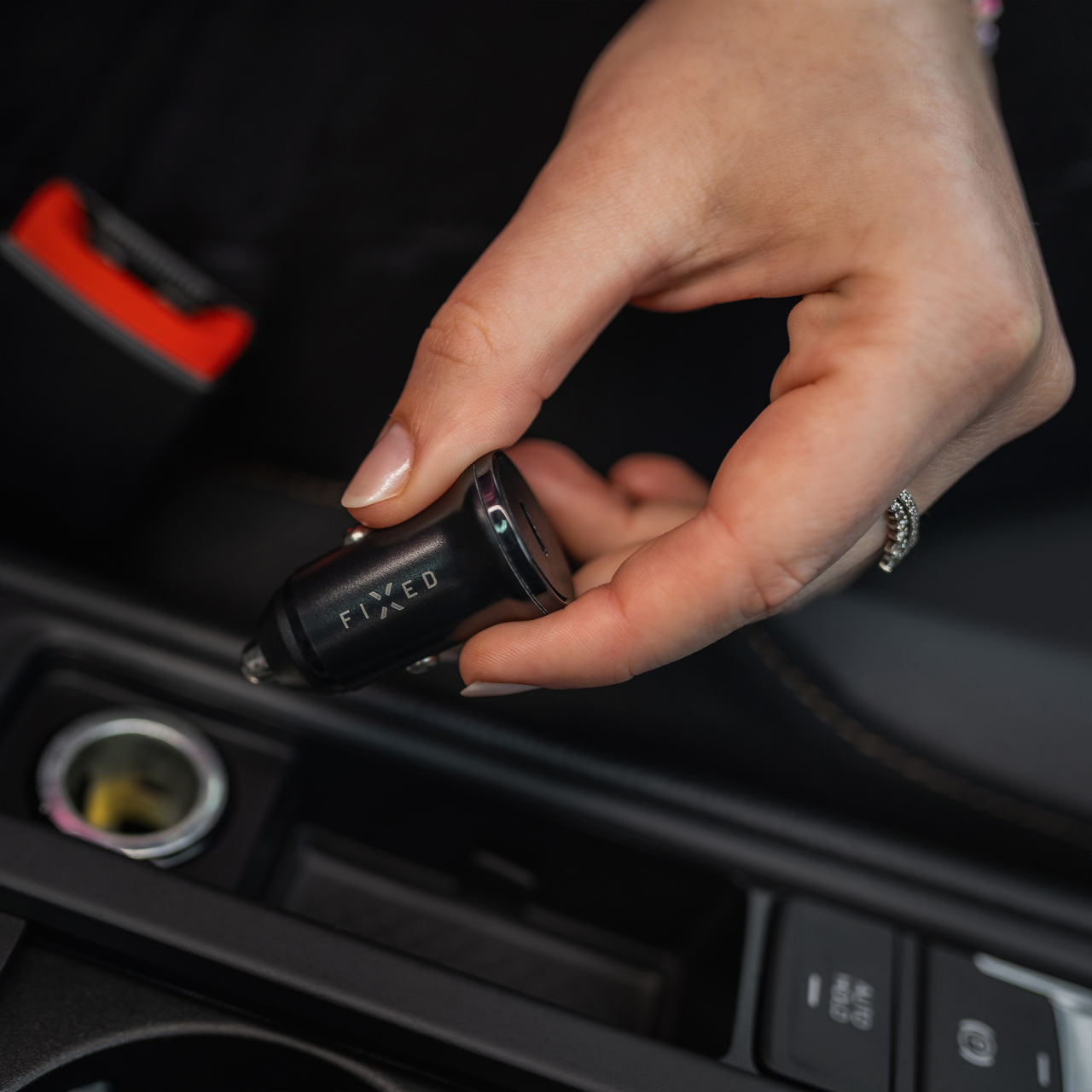 FIXED Autonabíječka s USB-C výstupem a podporou PD, 20W, černá