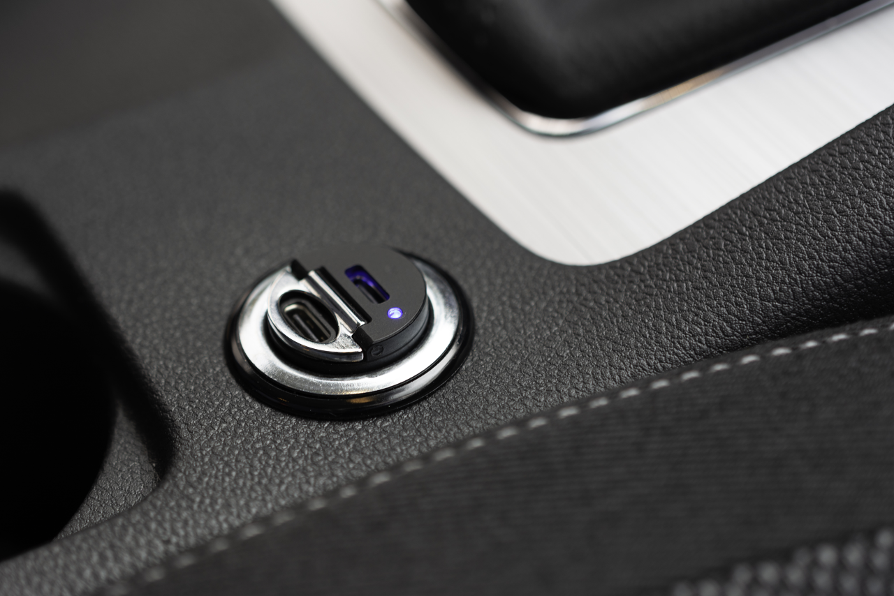 FIXED Autonabíječka s 2xUSB-C výstupem v miniaturním provedení, podpora PD, 30W, černá