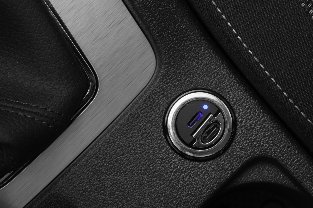 FIXED Autonabíječka s 2xUSB-C výstupem v miniaturním provedení, podpora PD, 30W, černá