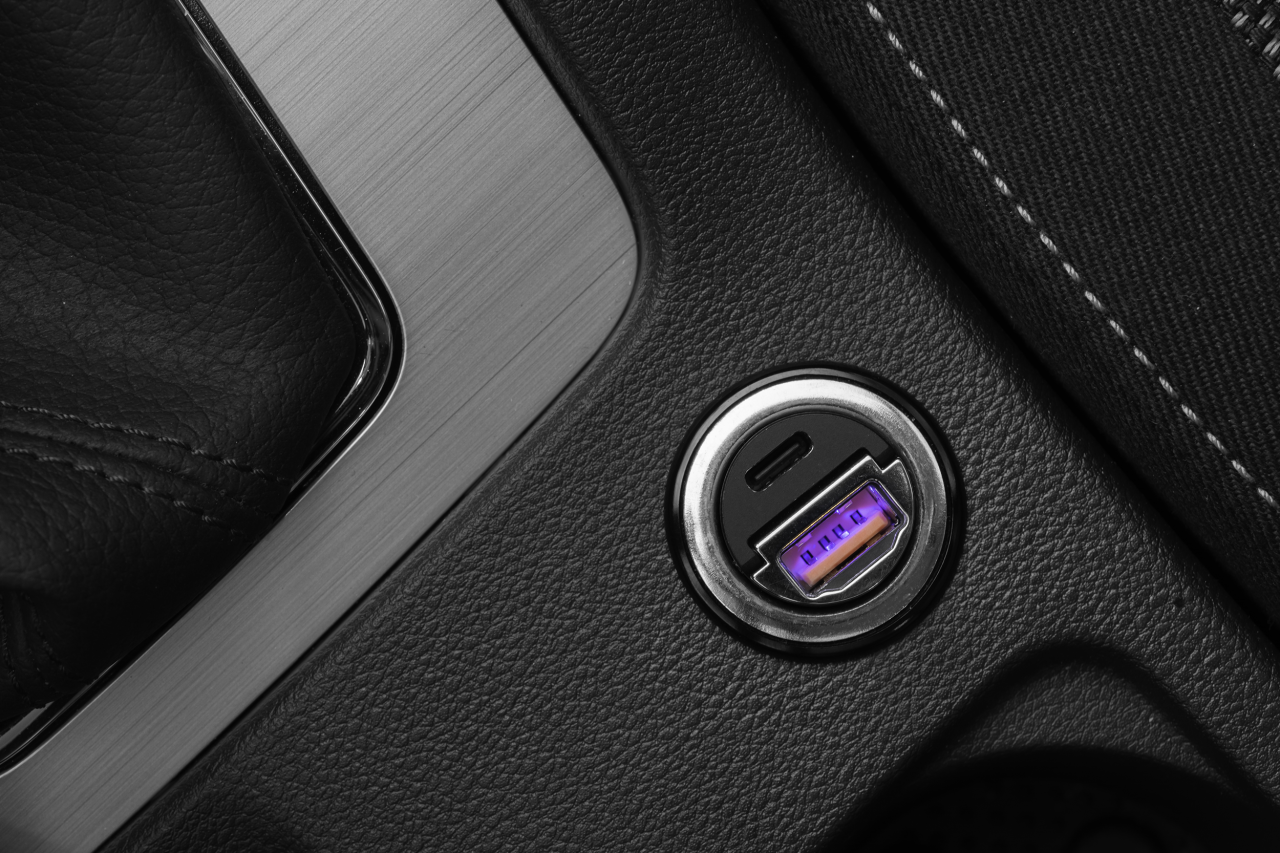 FIXED Autonabíječka s USB-C a USB-A výstupem v miniaturním provedení, podpora PD a QC 3.0, 30W, černá