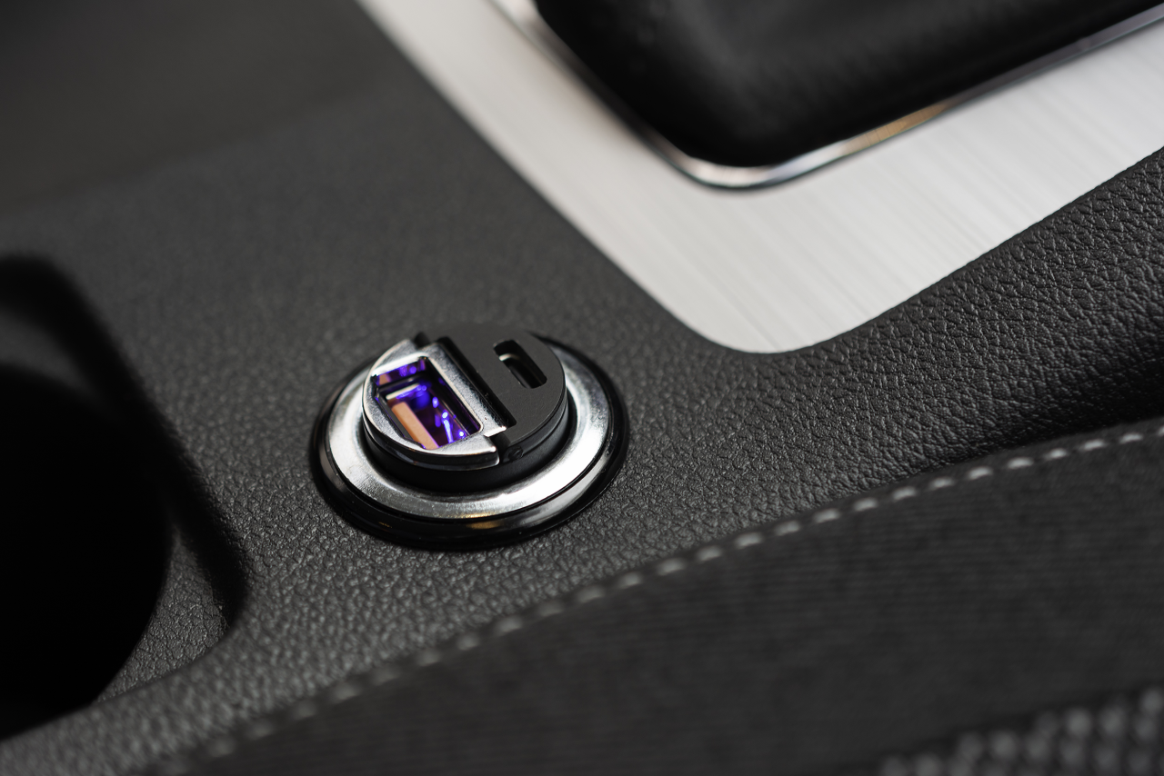 FIXED Autonabíječka s USB-C a USB-A výstupem v miniaturním provedení, podpora PD a QC 3.0, 30W, černá
