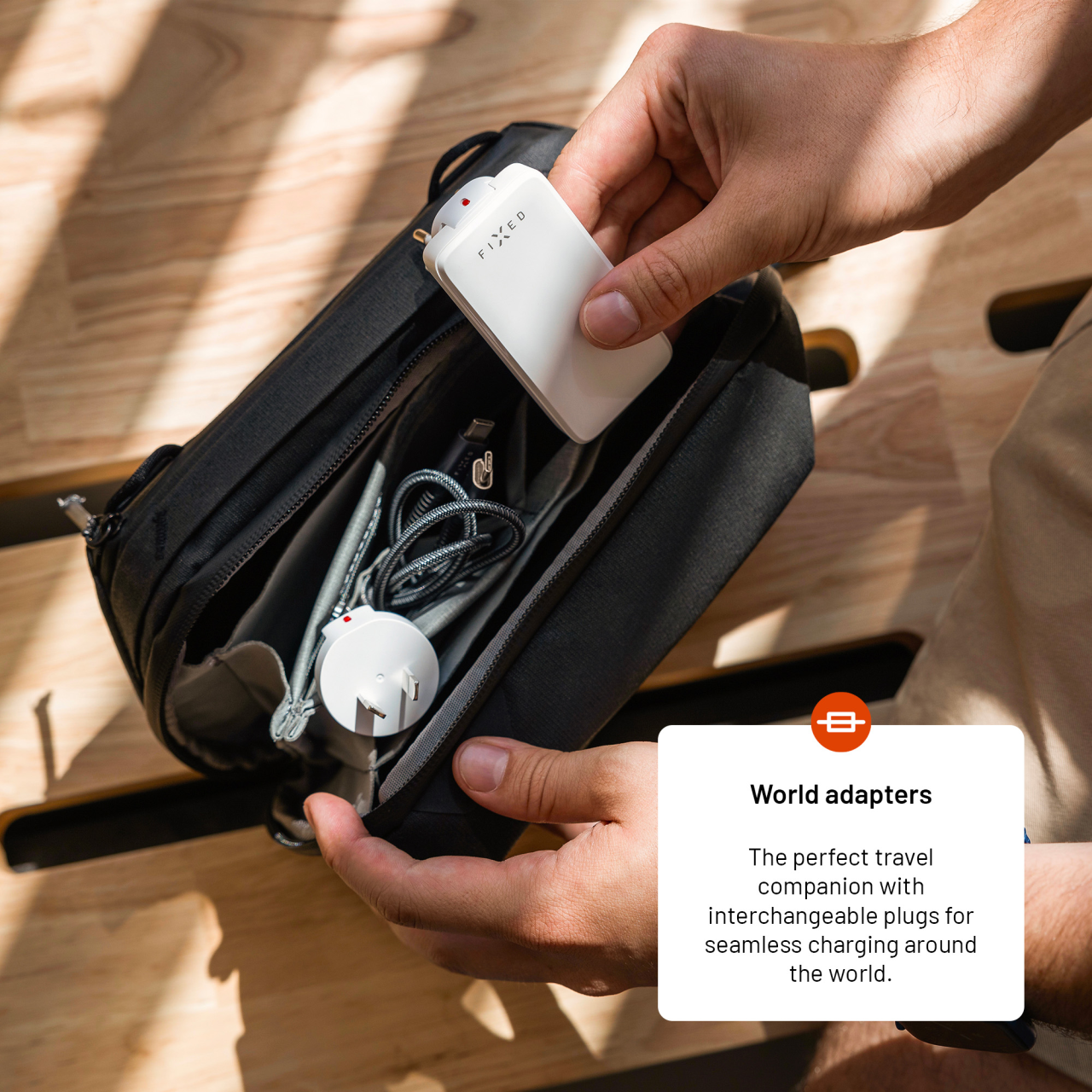 Síťová GaN nabíječka FIXED Slim Traveller s 2x USB-C výstupem s vyměnitelnými adaptéry, 45W, bílá