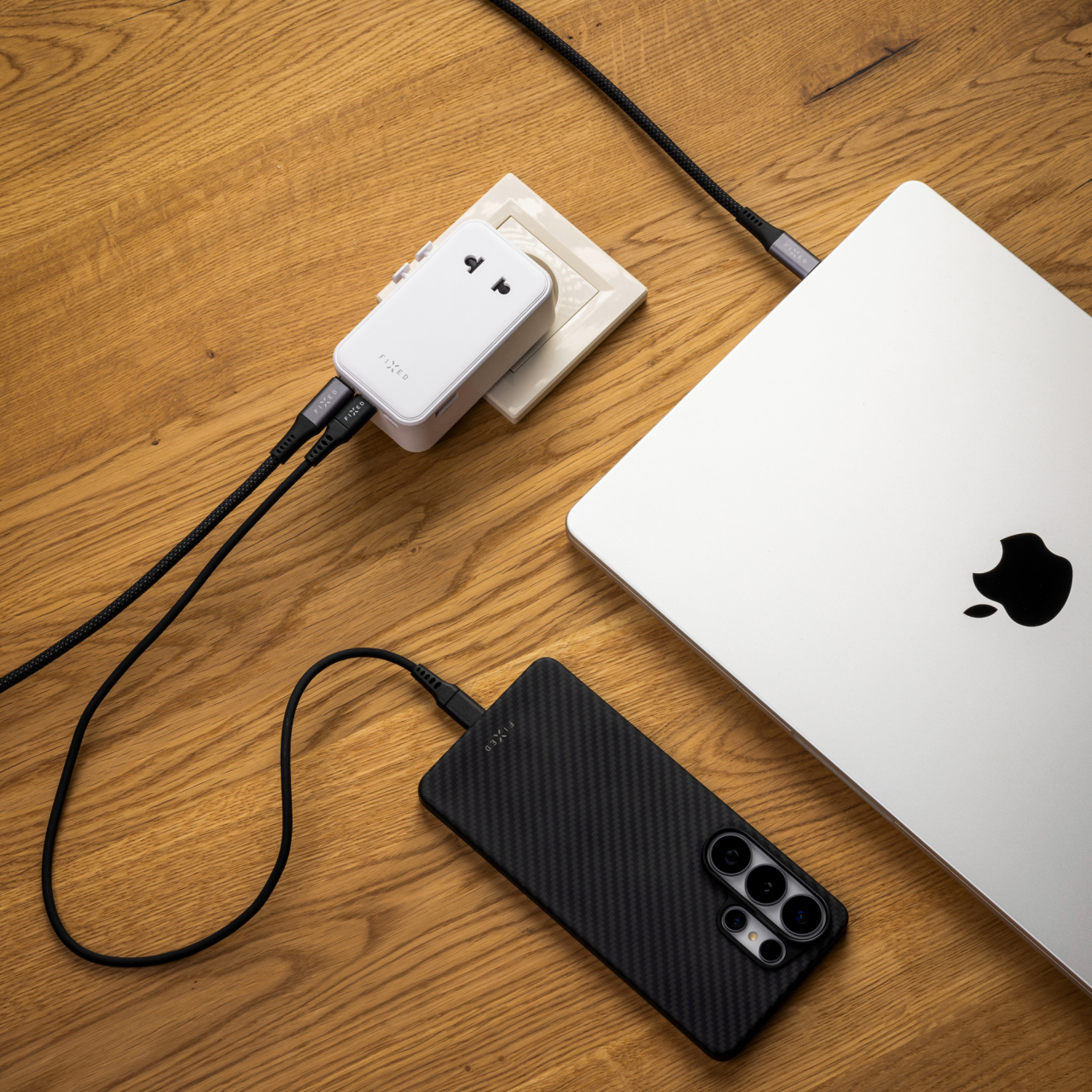Cestovní adaptér 45W 45W pro EU, UK a USA/AUS, s 3xUSB-C a USB výstupem, GaN - Fixed Voyager Slim, bílý