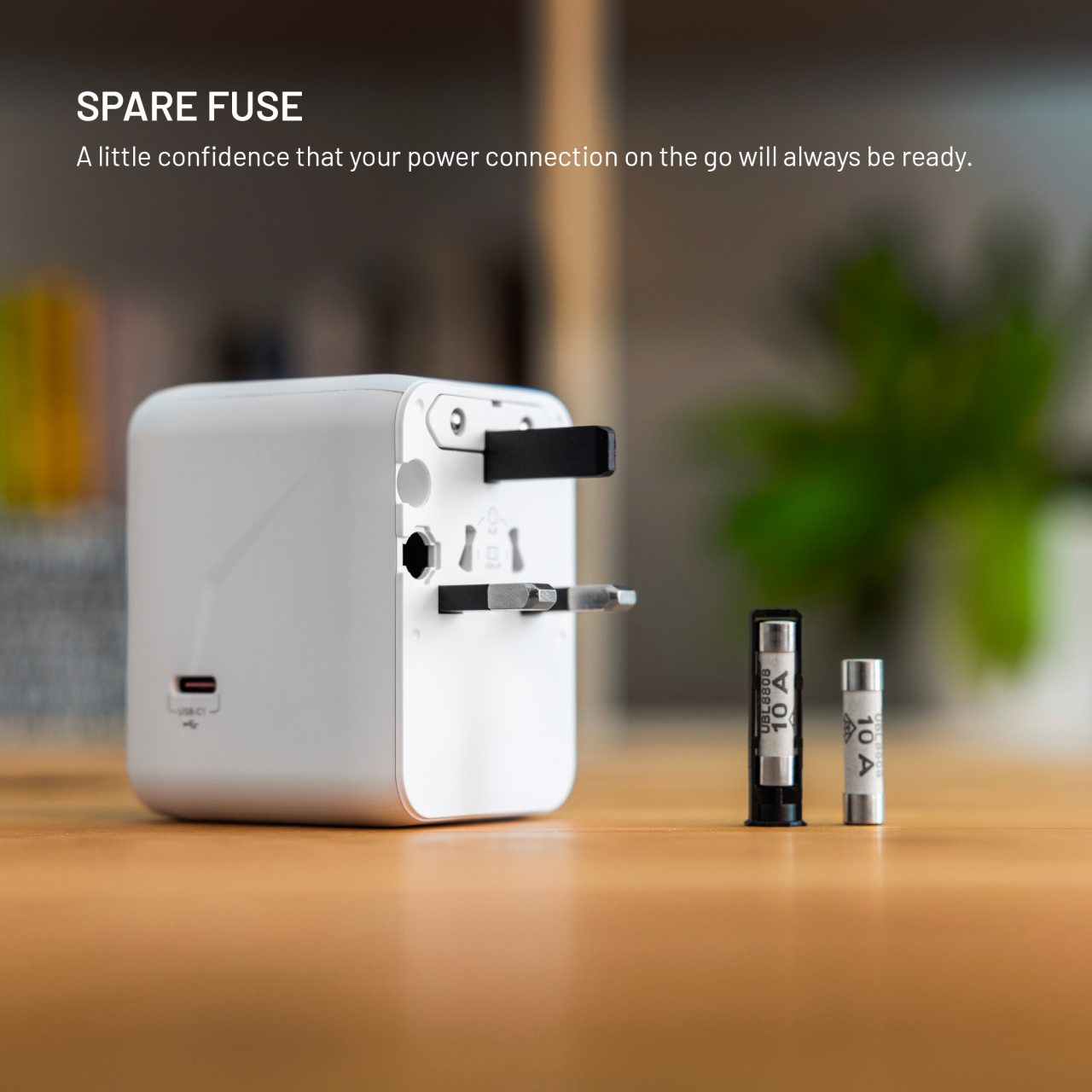 Cestovní adaptér FIXED Voyager 70W pro EU, UK a USA/AUS, s 3xUSB-C a 2xUSB výstupem, GaN, PD 70W, bílý