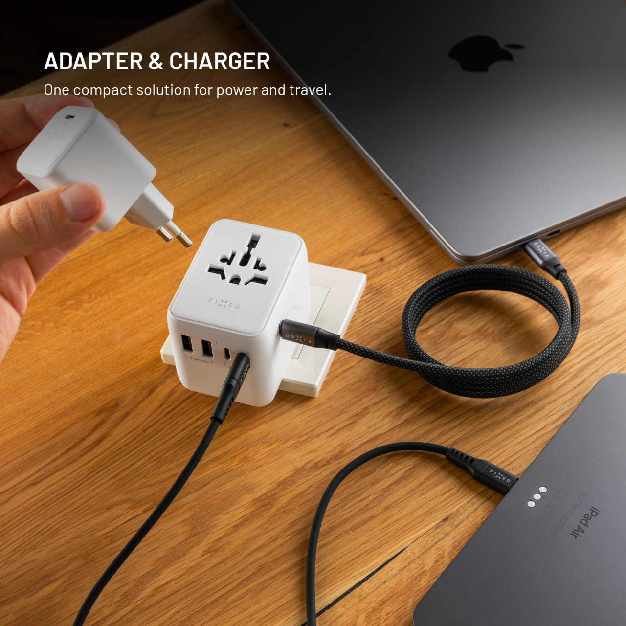 Cestovní adaptér FIXED Voyager 70W pro EU, UK a USA/AUS, s 3xUSB-C a 2xUSB výstupem, GaN, PD 70W, bílý
