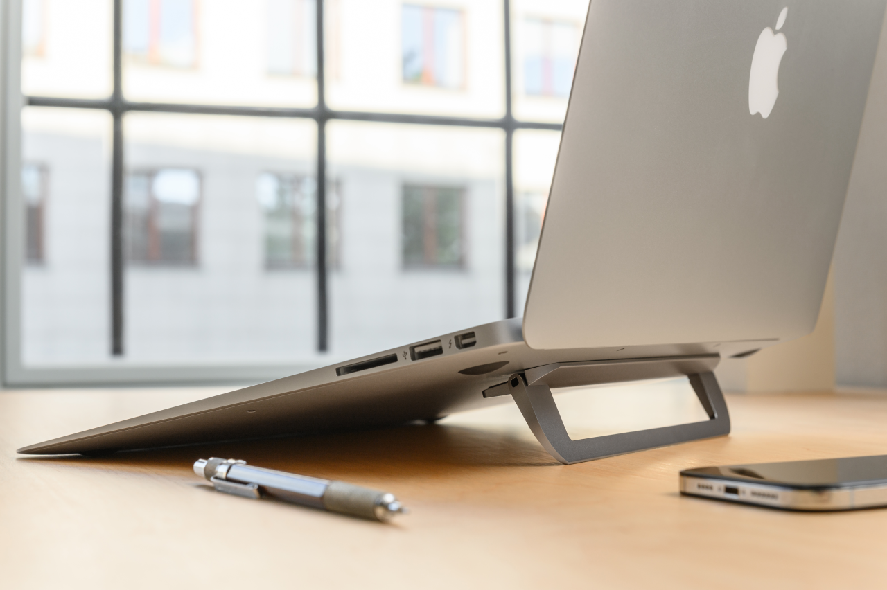 Nalepovací hliníkový stojánek pro notebooky a tablety - Fixed Frame Mini, stříbrný