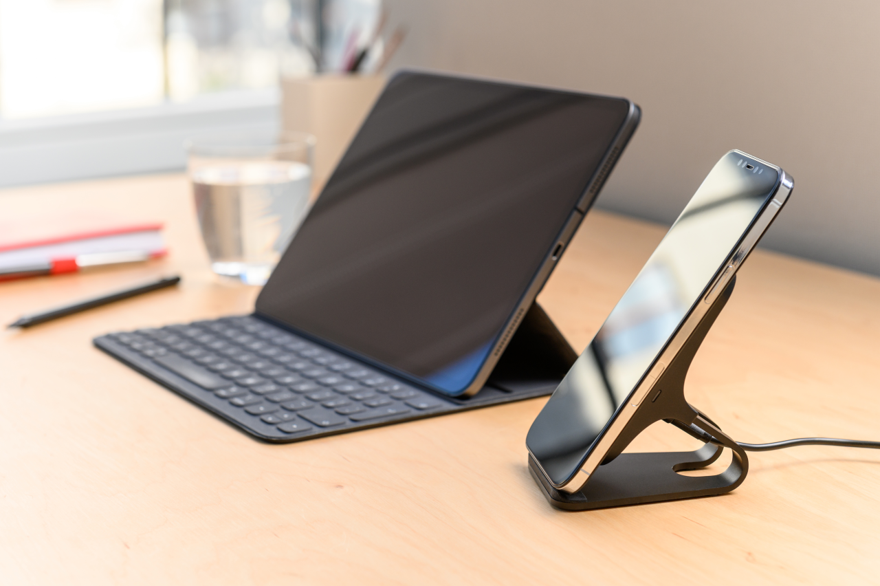 Stojánek s rychlým bezdrátovým nabíjením Frame Wireless, 15W - Fixed, černý