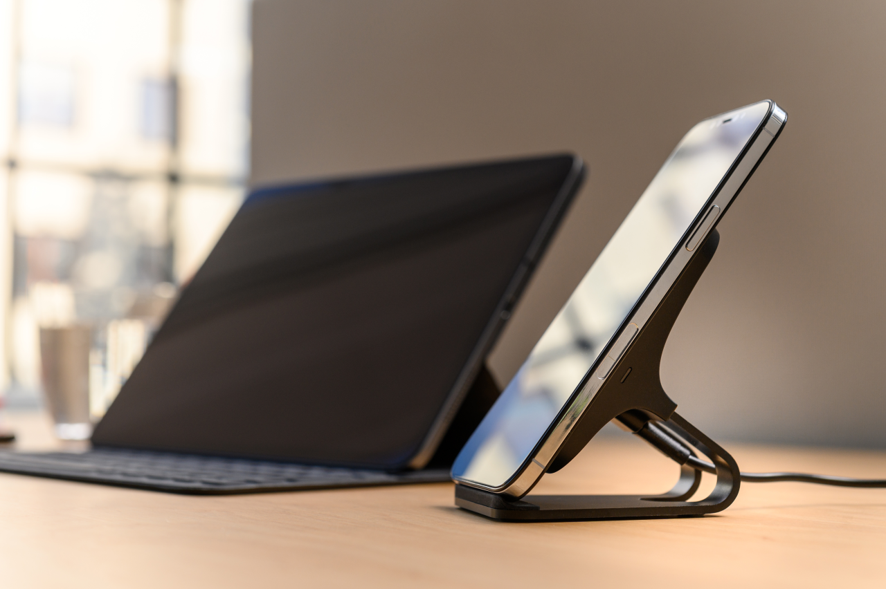 Stojánek s rychlým bezdrátovým nabíjením Frame Wireless, 15W - Fixed, černý