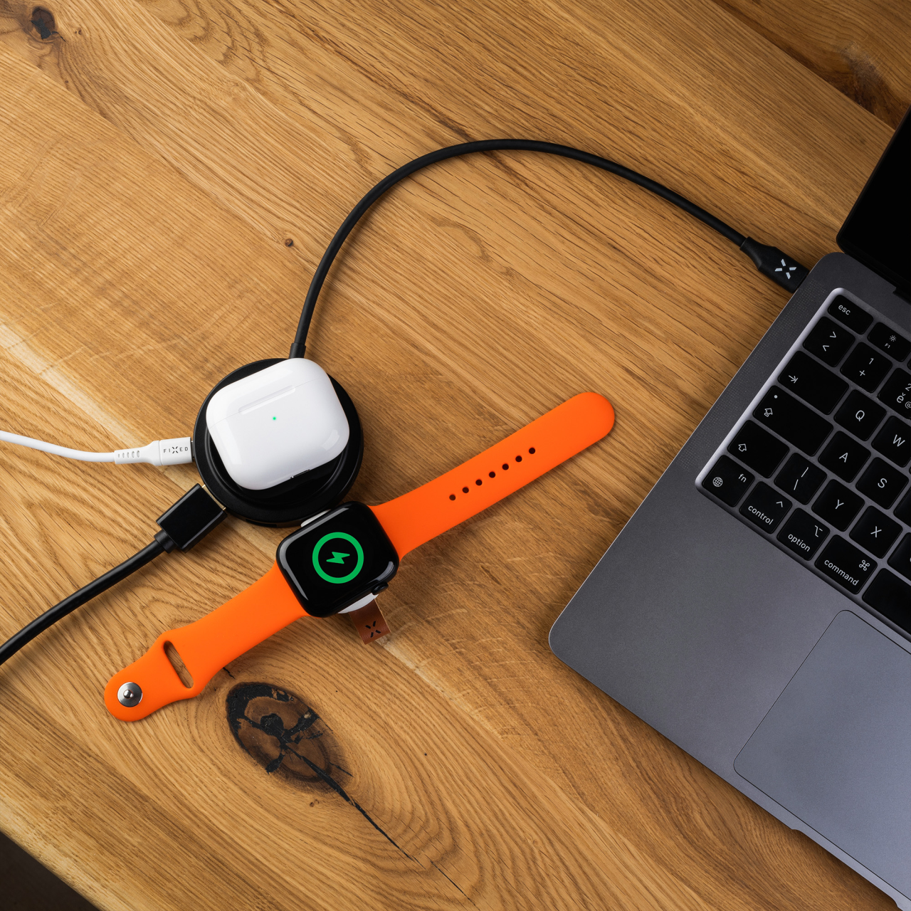 FIXED 7-portový USB-C MagHUB s bezdrátovým nabíjením a podporou MagSafe, pro notebooky a tablety, černý