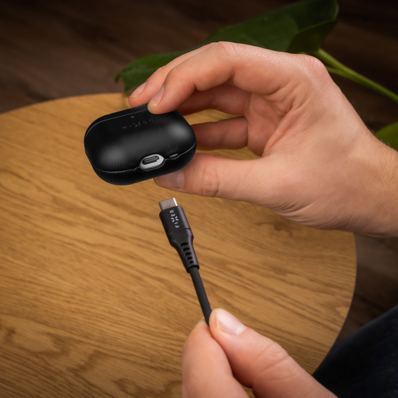 FIXED Kožené pouzdro PodsLeather pro Apple AirPods 4, černé