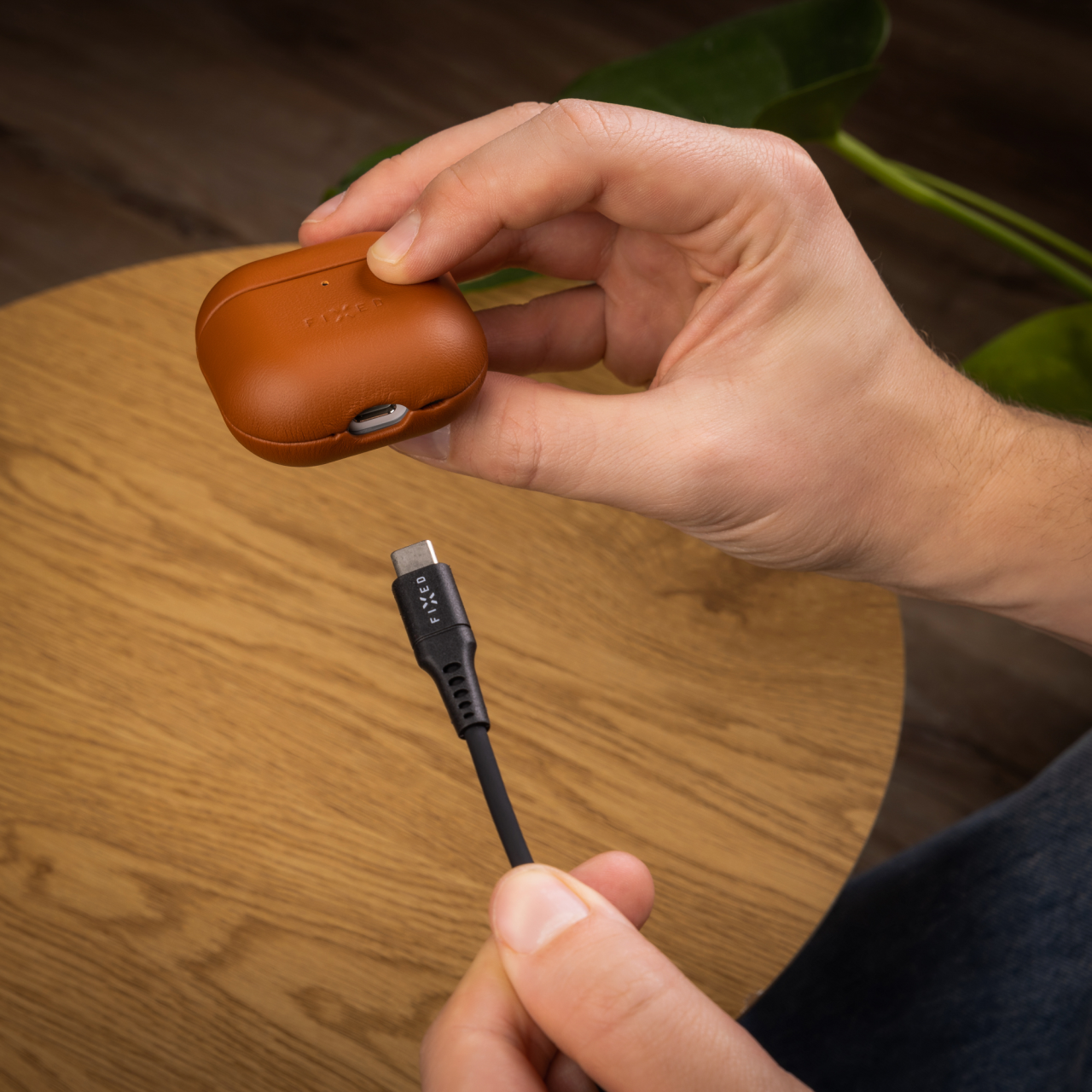 FIXED Kožené pouzdro PodsLeather pro Apple AirPods 4, hnědé