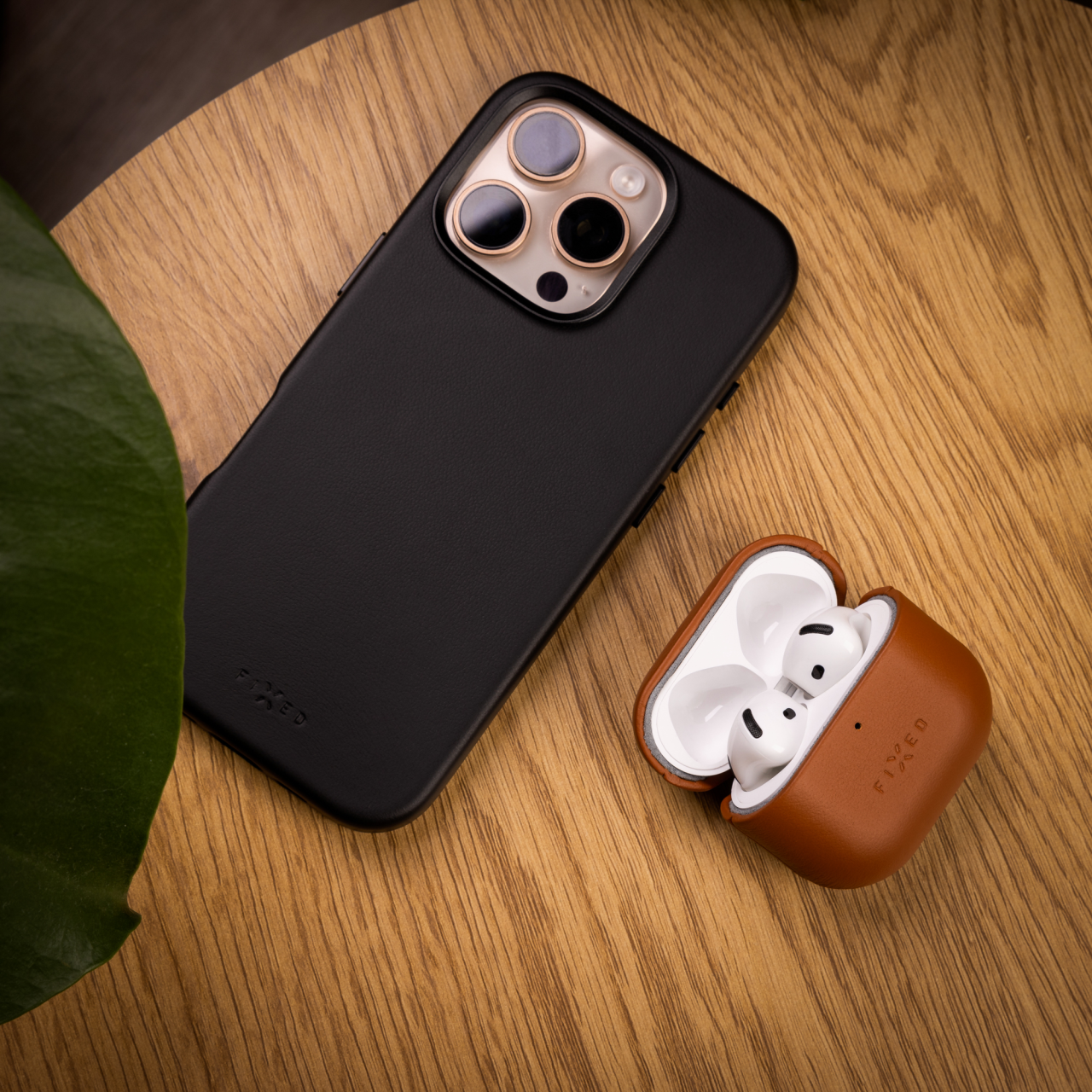 Kožené pouzdro pro Apple AirPods 4 - Fixed PodsLeather, hnědé