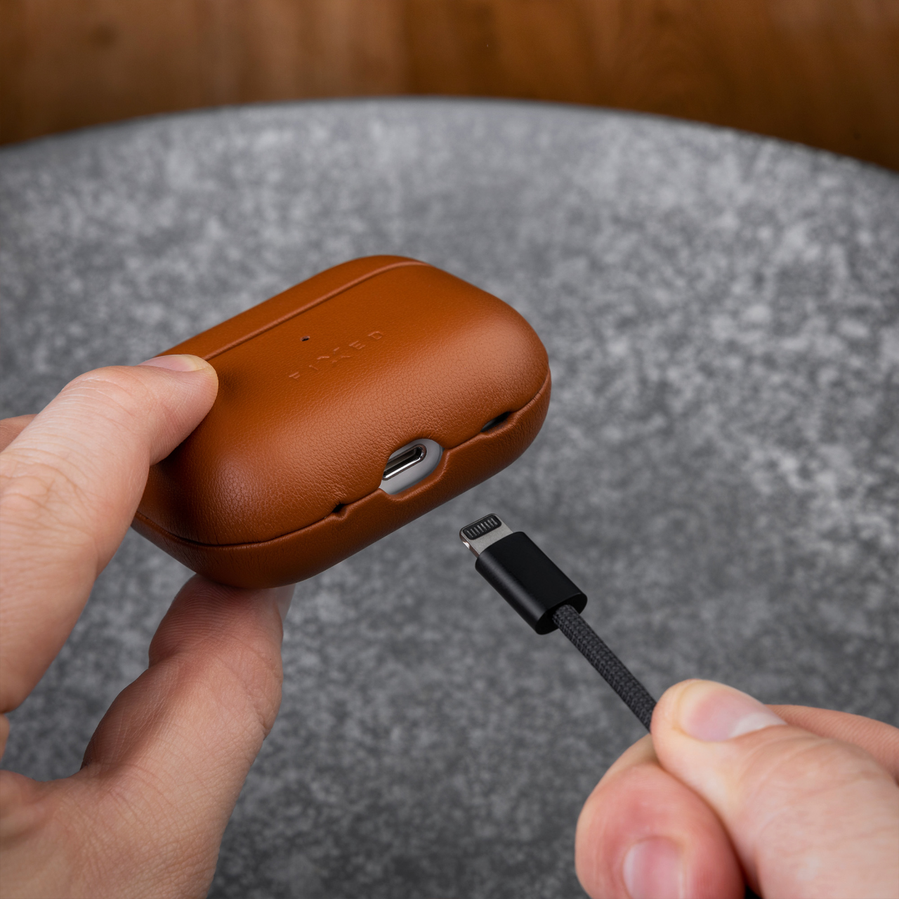 FIXED Kožené pouzdro PodsLeather s podporou MagSafe pro Apple AirPods Pro 2/Pro 2 (USB-C), hnědé