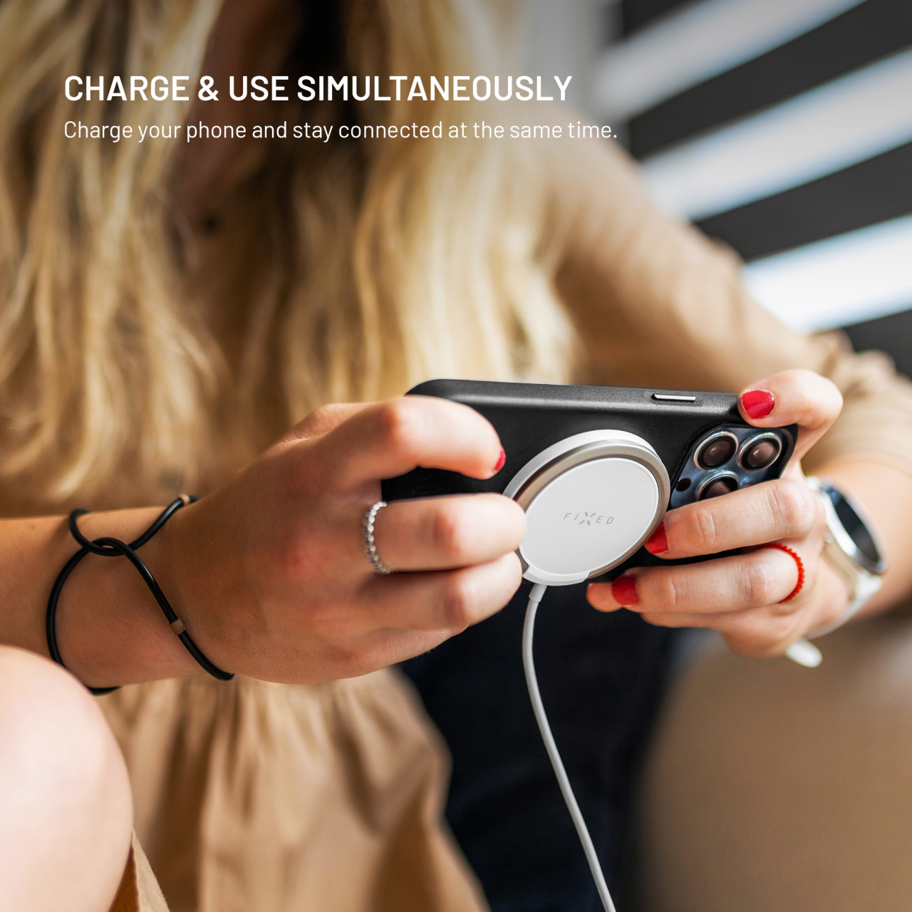 Bezdrátová nabíječka MagPad s podporou uchycení MagSafe a stojánkem, 15W - Fixed, bílá