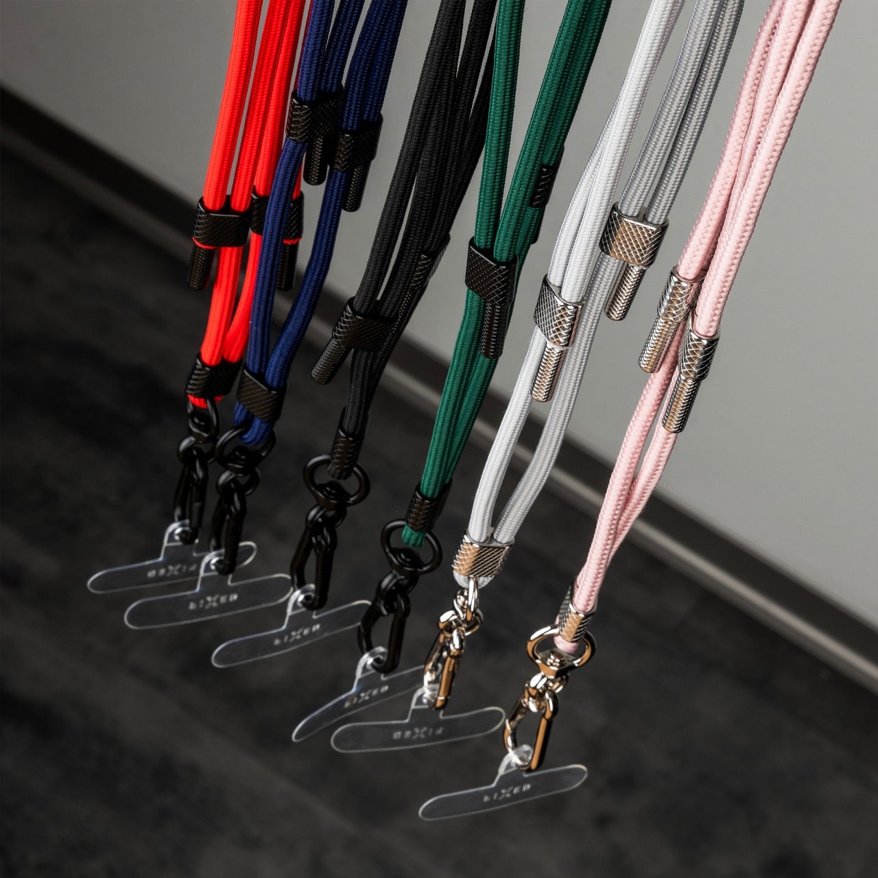 FIXED Univerzální šňůrka NeckUni pro telefony se zadním krytem, šedá