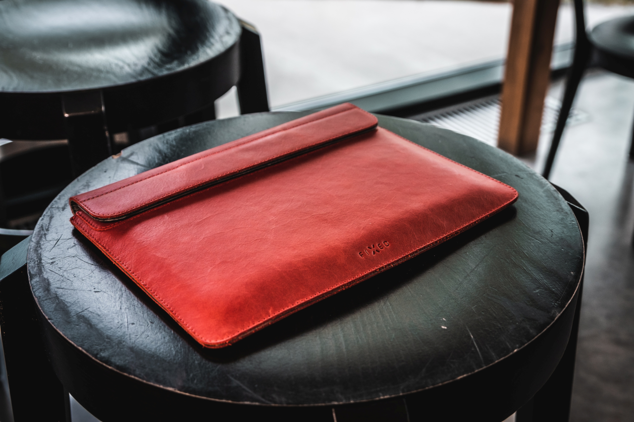 FIXED Kožené pouzdro Oxford pro Apple MacBook Air 15,3" (2023/2024/2025), červené