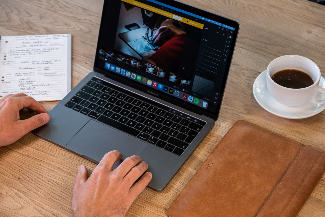 FIXED Kožené pouzdro Oxford pro Apple MacBook Air 13,6" (2022/2024/2025), hnědé