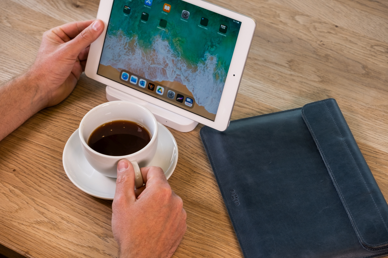 FIXED Kožené pouzdro Oxford pro všechny modely Apple iPad s úhlopříčkou displeje 10-11", modré