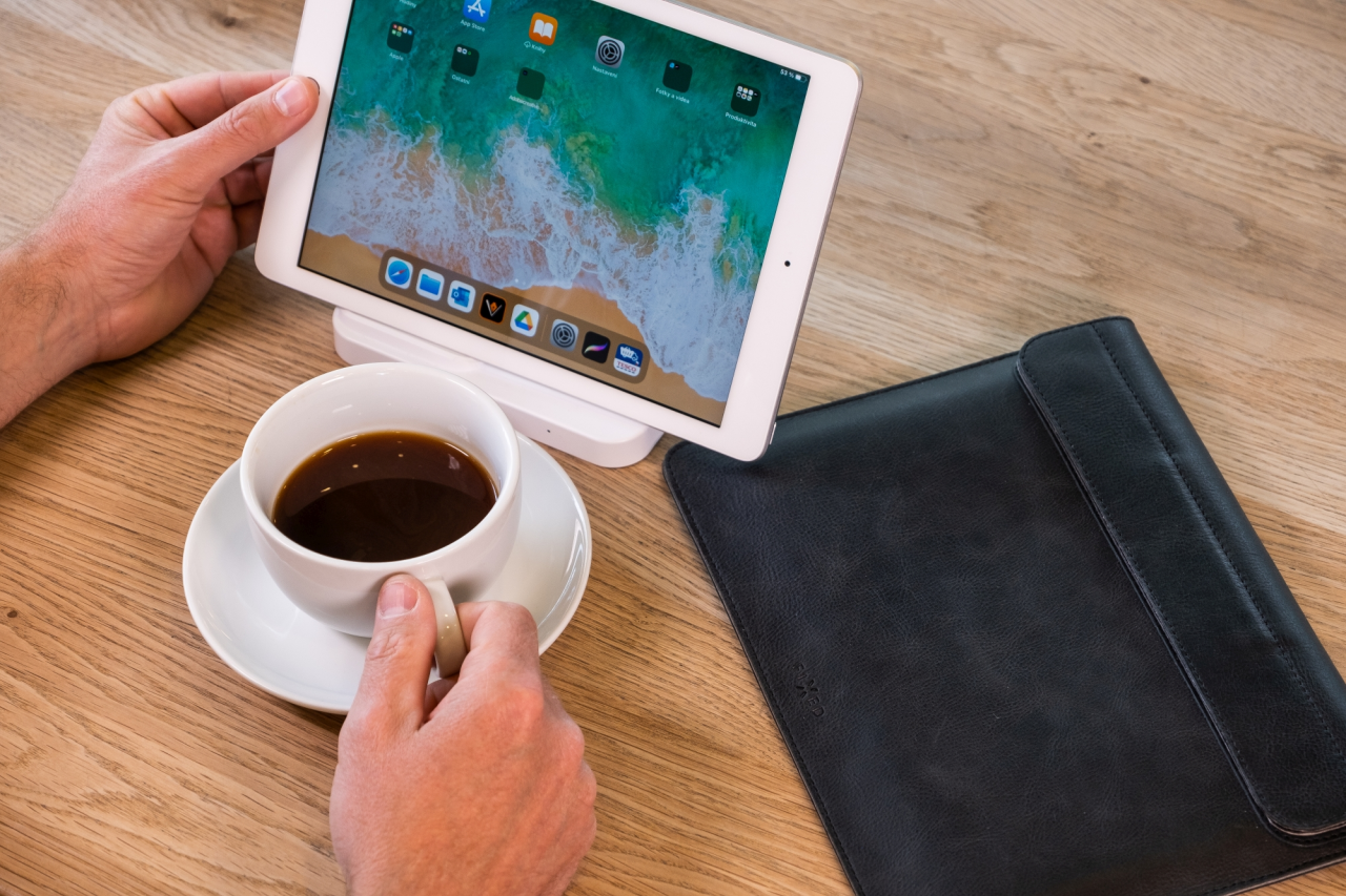 FIXED Kožené pouzdro Oxford pro Apple iPad Pro 12,9" (2018/2020/2021/2022) s klávesnicí Folio, černé
