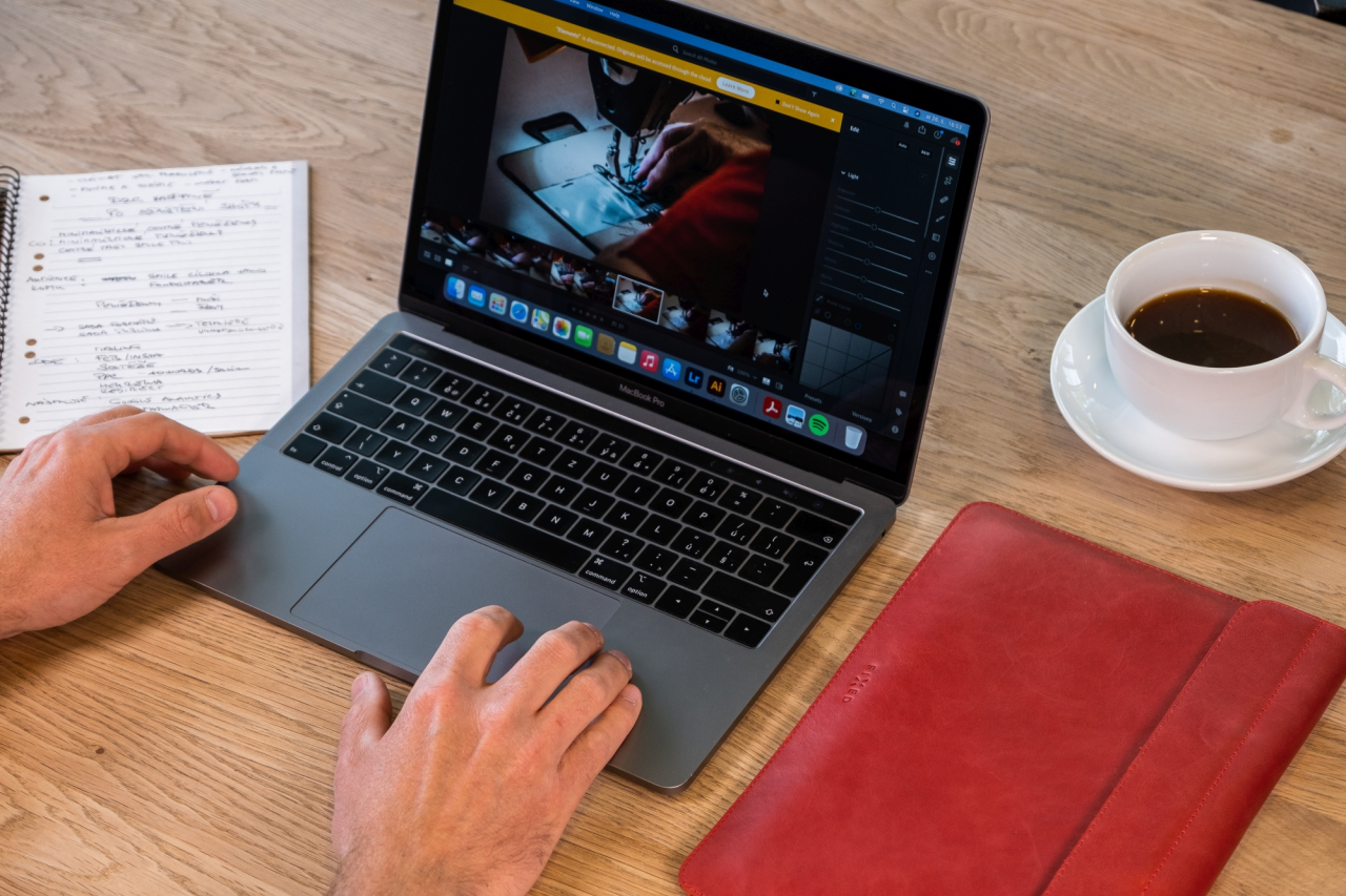 FIXED Kožené pouzdro Oxford pro Apple MacBook Pro 13" (2016 a novější), iPad Pro 12,9" (2015/2017), červené
