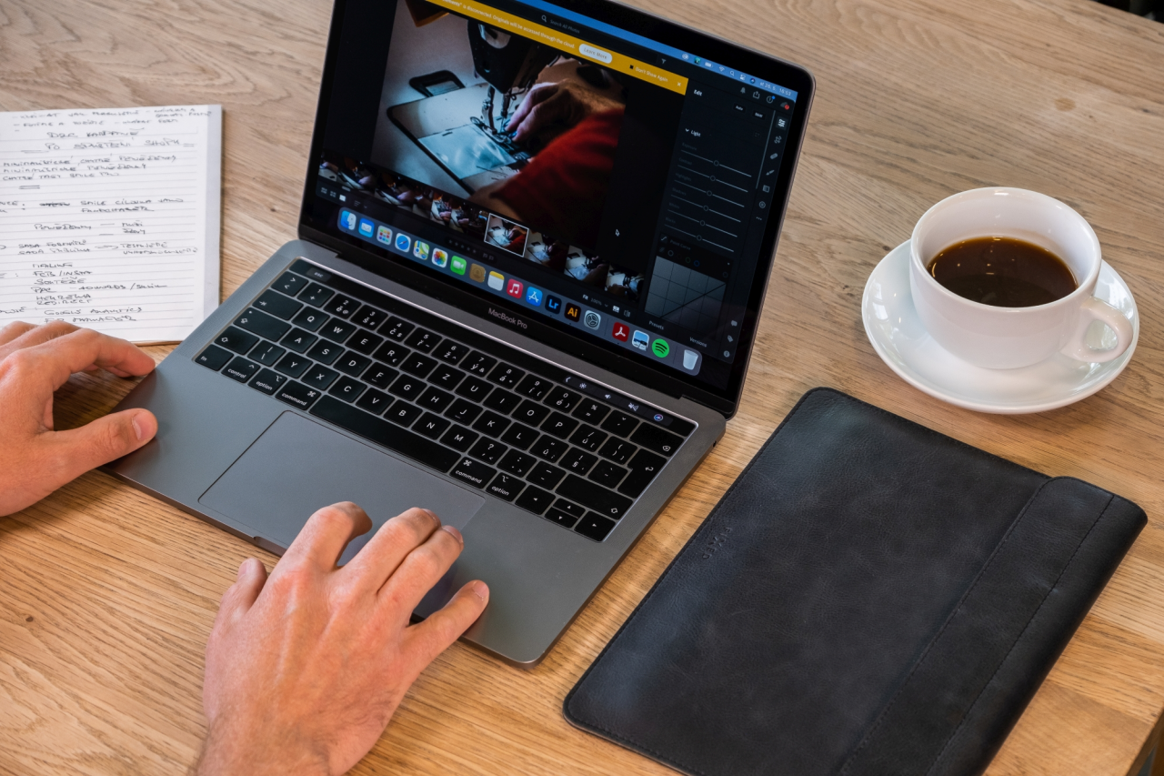 FIXED Kožené pouzdro Oxford pro Apple MacBook Pro 16" (2019 a novější), černé