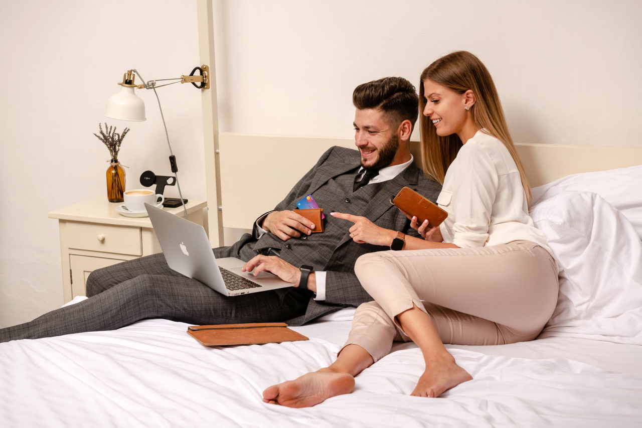 FIXED Kožené pouzdro Oxford pro Apple MacBook Pro 16" (2019 a novější), hnědé