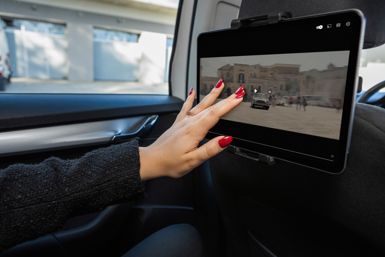 Univerzální držák pro tablety Passenger Max s uchycením do opěrky hlavy a posuvným ramenem - Fixed, space gray