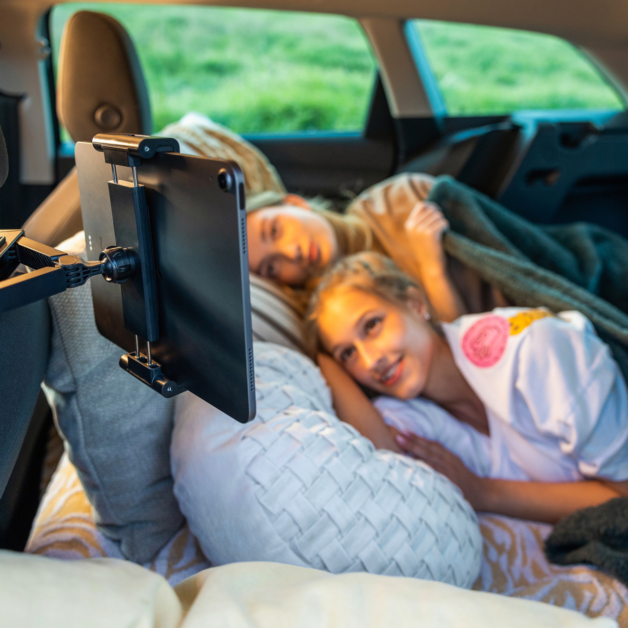Univerzální držák pro tablety Passenger Max s uchycením do opěrky hlavy a posuvným ramenem - Fixed, space gray