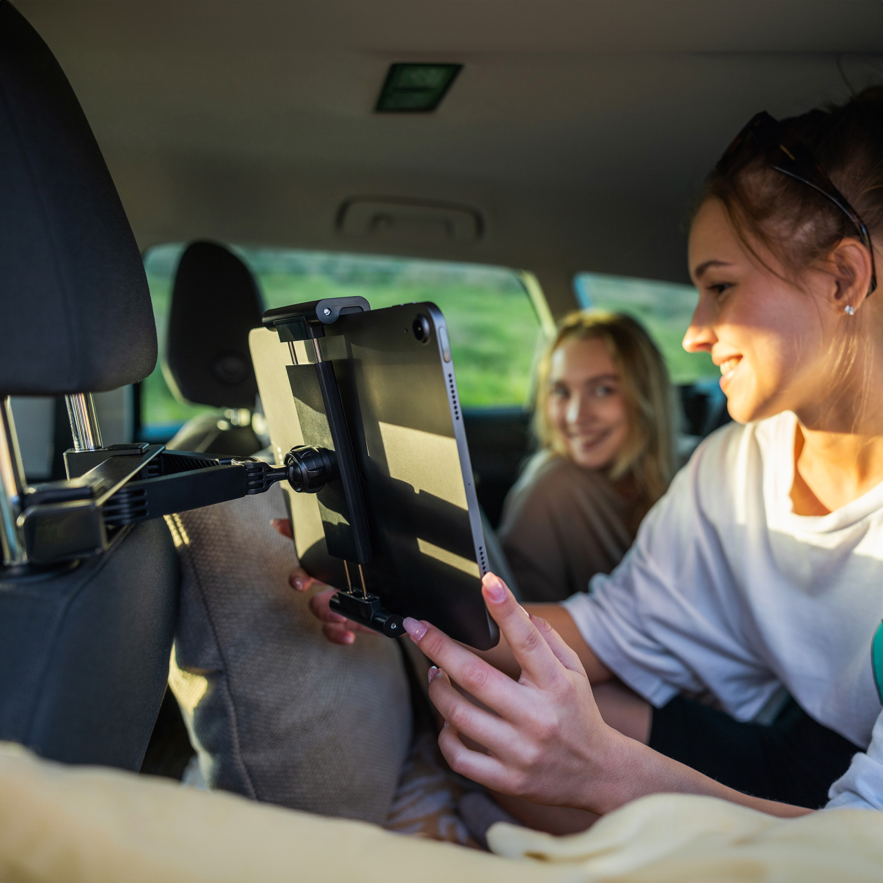 Univerzální držák pro tablety Passenger Max s uchycením do opěrky hlavy a posuvným ramenem - Fixed, space gray