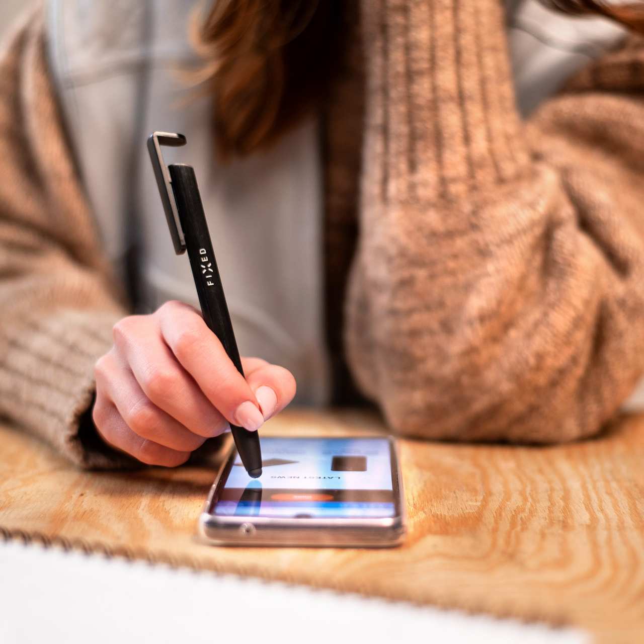 FIXED Propiska 3v1 se stylusem a stojánkem Pen, antibakteriální povrch, bílé