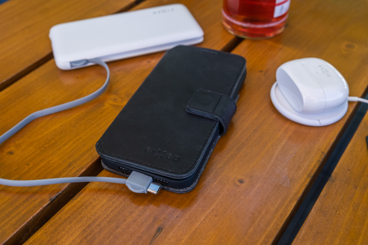 FIXED Kožené pouzdro typu kniha ProFit pro Apple iPhone 16 Pro, černé