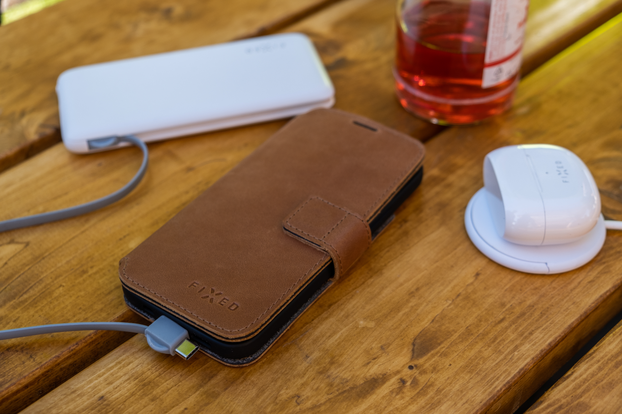 FIXED Kožené pouzdro typu kniha ProFit pro Apple iPhone 16 Pro, hnědé