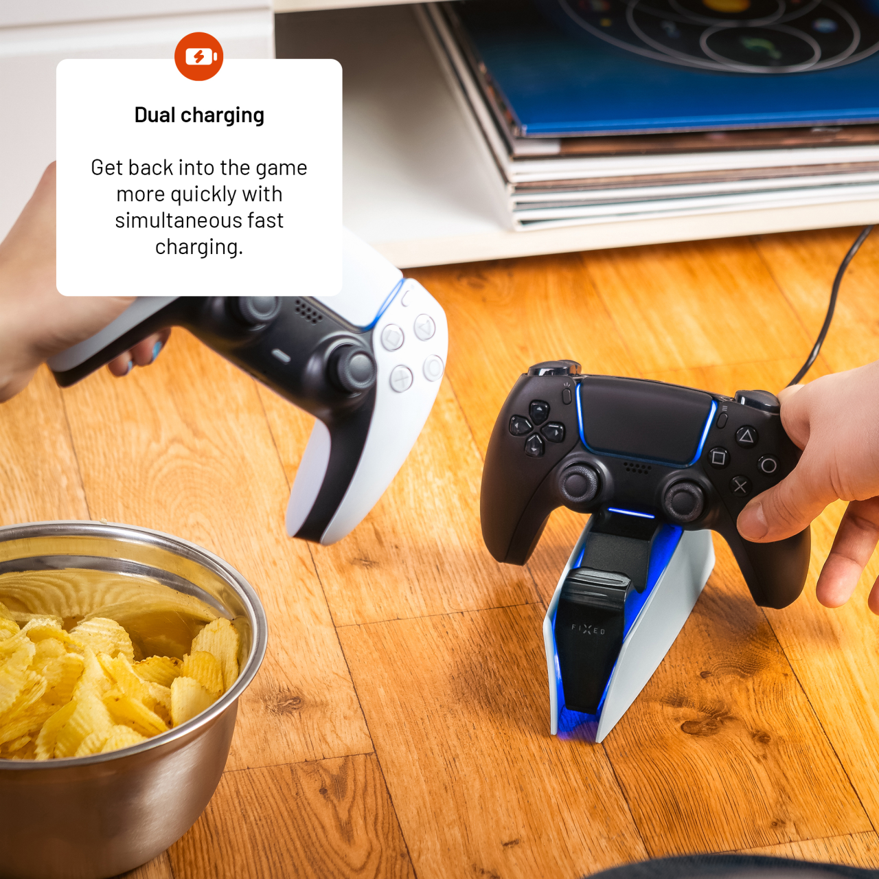 FIXED Dobíjecí stanice pro dva bezdrátové ovladače DualSense PlayStation 5, černo-bílá