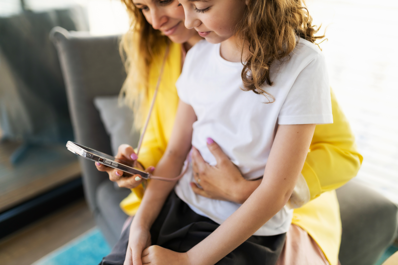 FIXED Pouzdro Pure Neck s růžovou šňůrkou na krk pro Samsung Galaxy S24