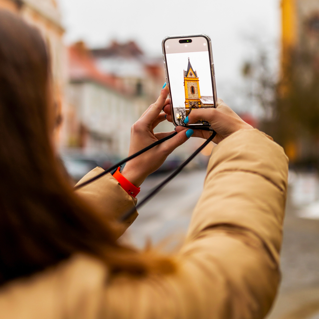 Kryt se šňůrkou na krk na mobil Apple iPhone 14 Plus - Fixed Pure Neck, černá šňůrka