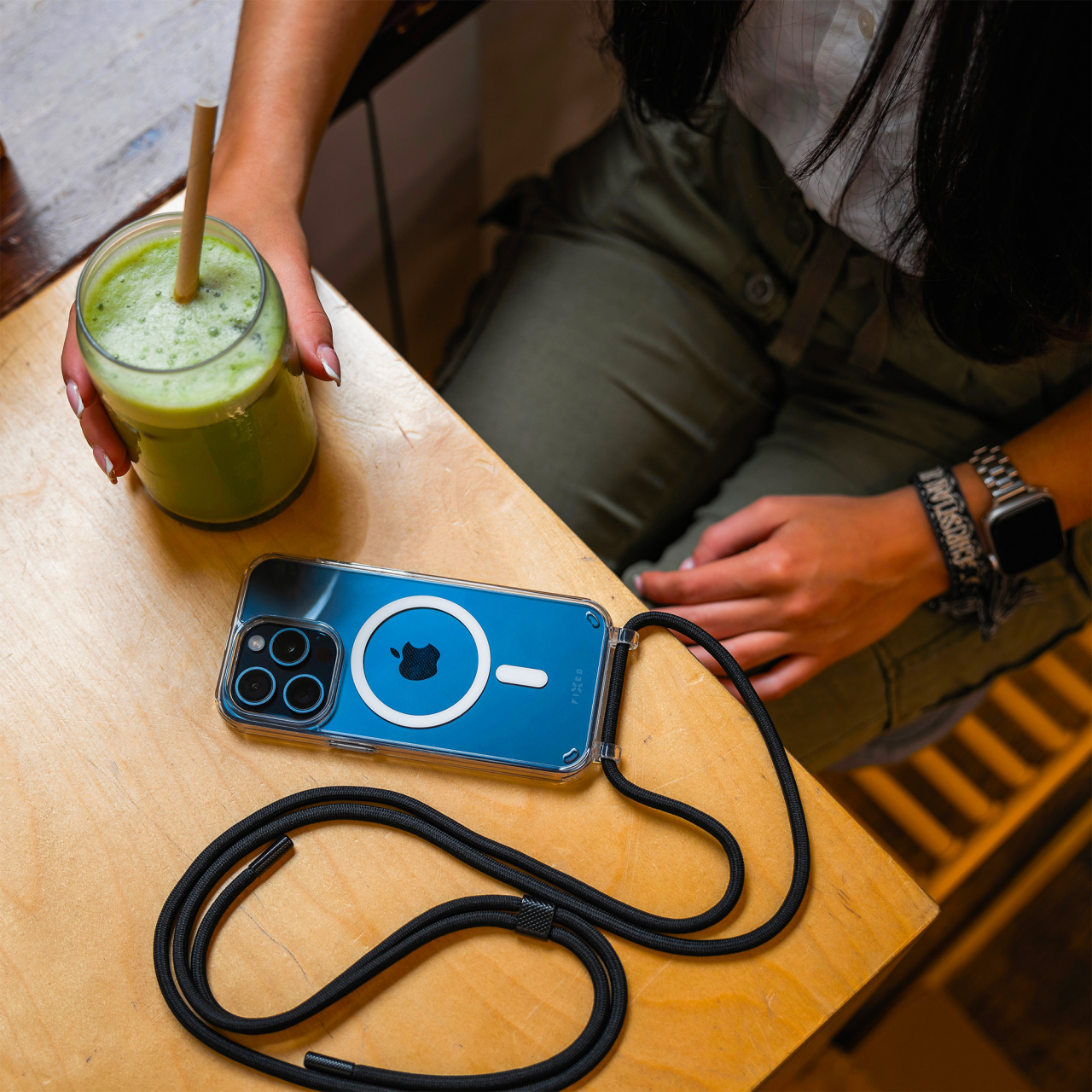 FIXED Pouzdro MagPure Neck s černou šňůrkou na krk pro Apple iPhone 16 Pro