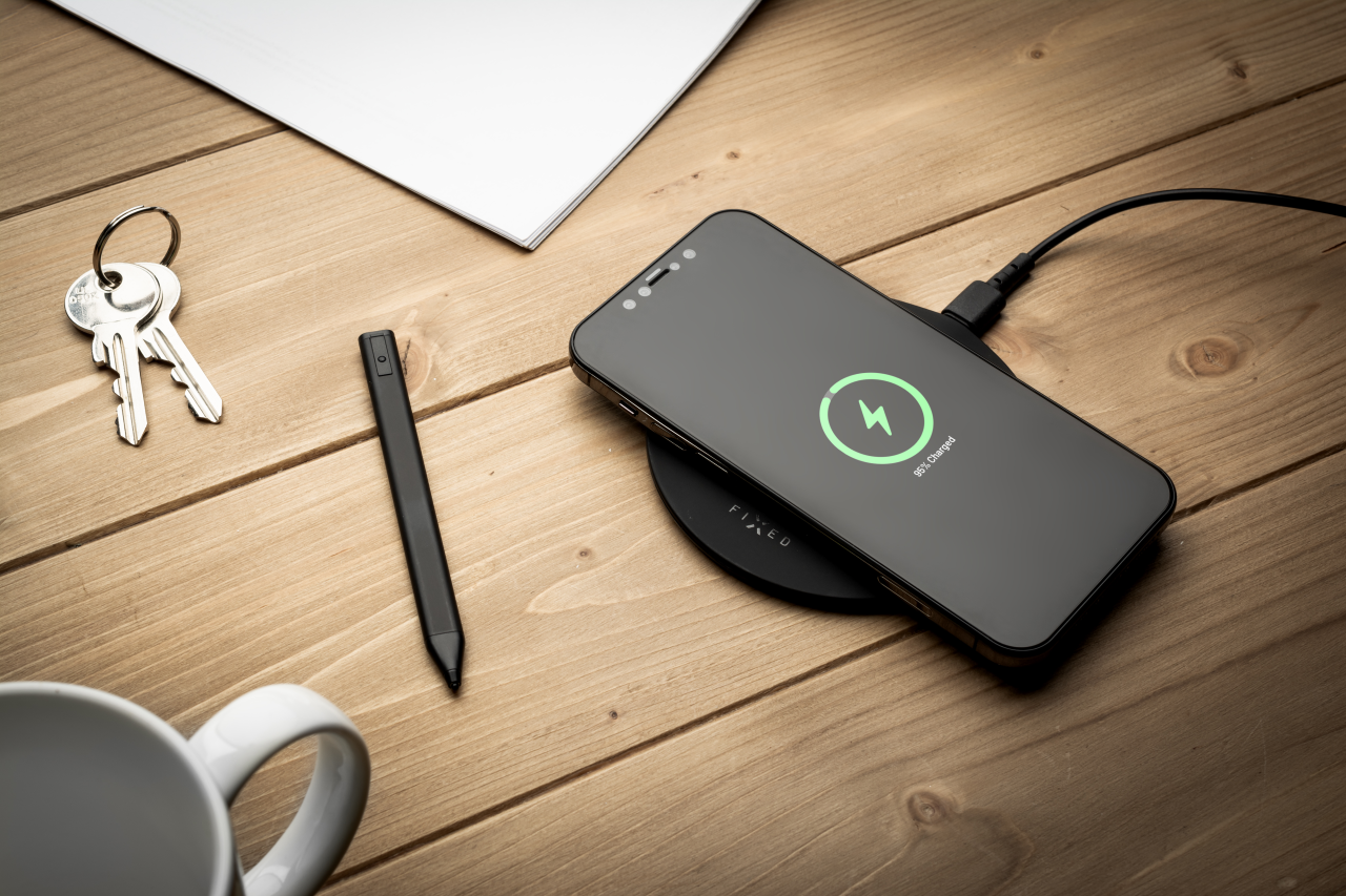 FIXED Podložka pro rychlé bezdrátové nabíjení telefonu SlimPad, 15W, černá