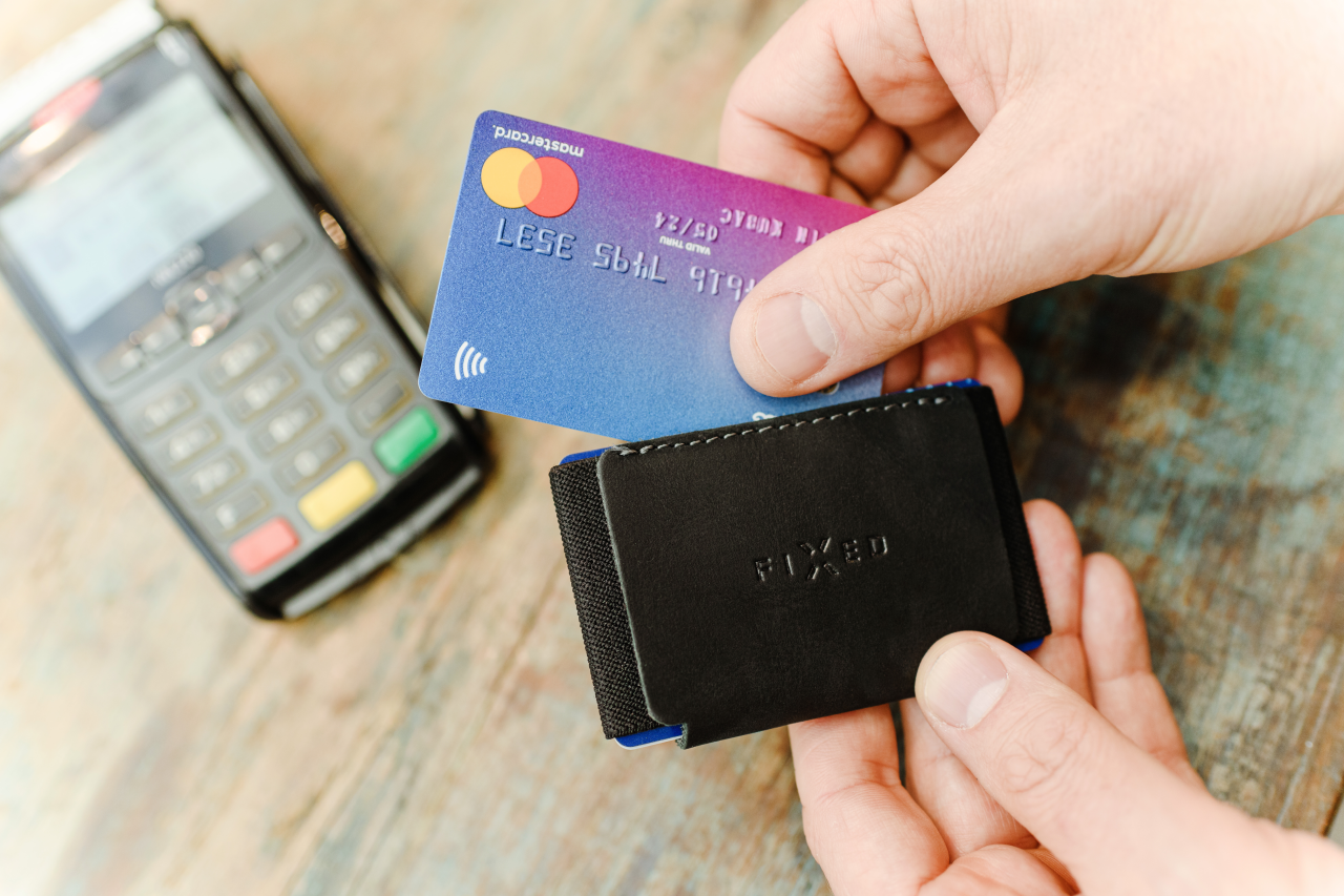 FIXED Kožená peněženka Tiny Wallet z pravé hovězí kůže, černá