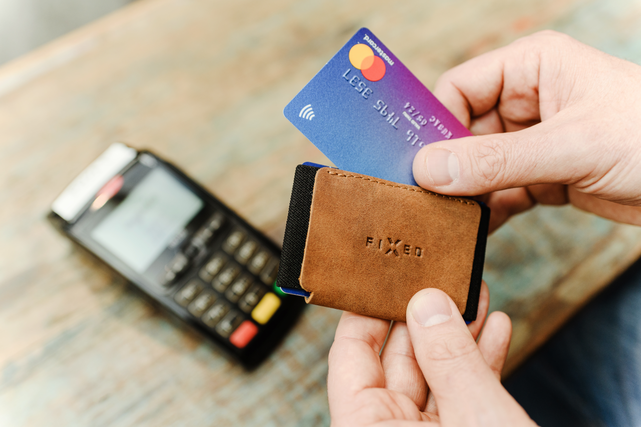 FIXED Kožená peněženka Tiny Wallet z pravé hovězí kůže, hnědá
