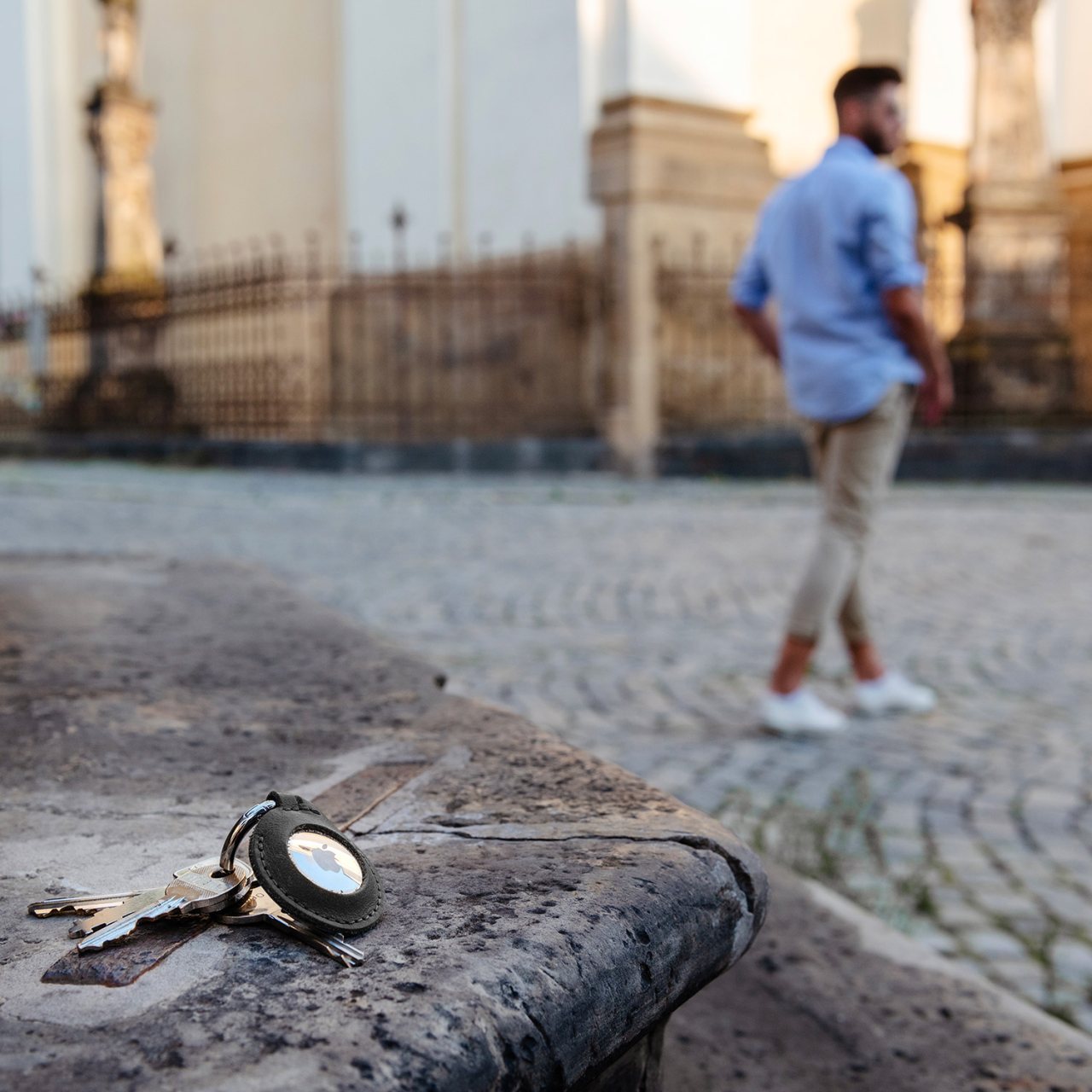 FIXED Pouzdro Case for AirTag z pravé hovězí kůže s karabinou, černé