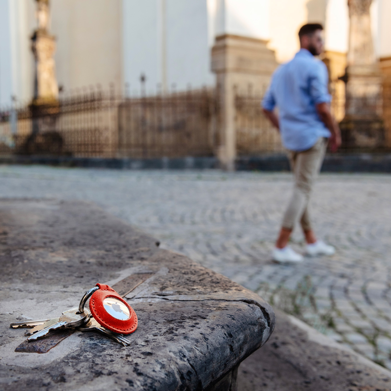 FIXED Pouzdro Case for AirTag z pravé hovězí kůže s karabinou, červené